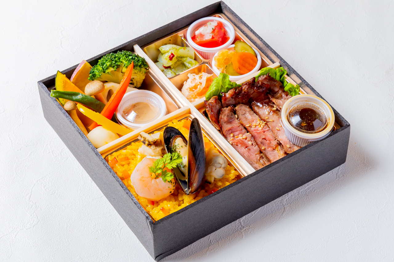 季節の副菜パエリアとステーキ洋膳