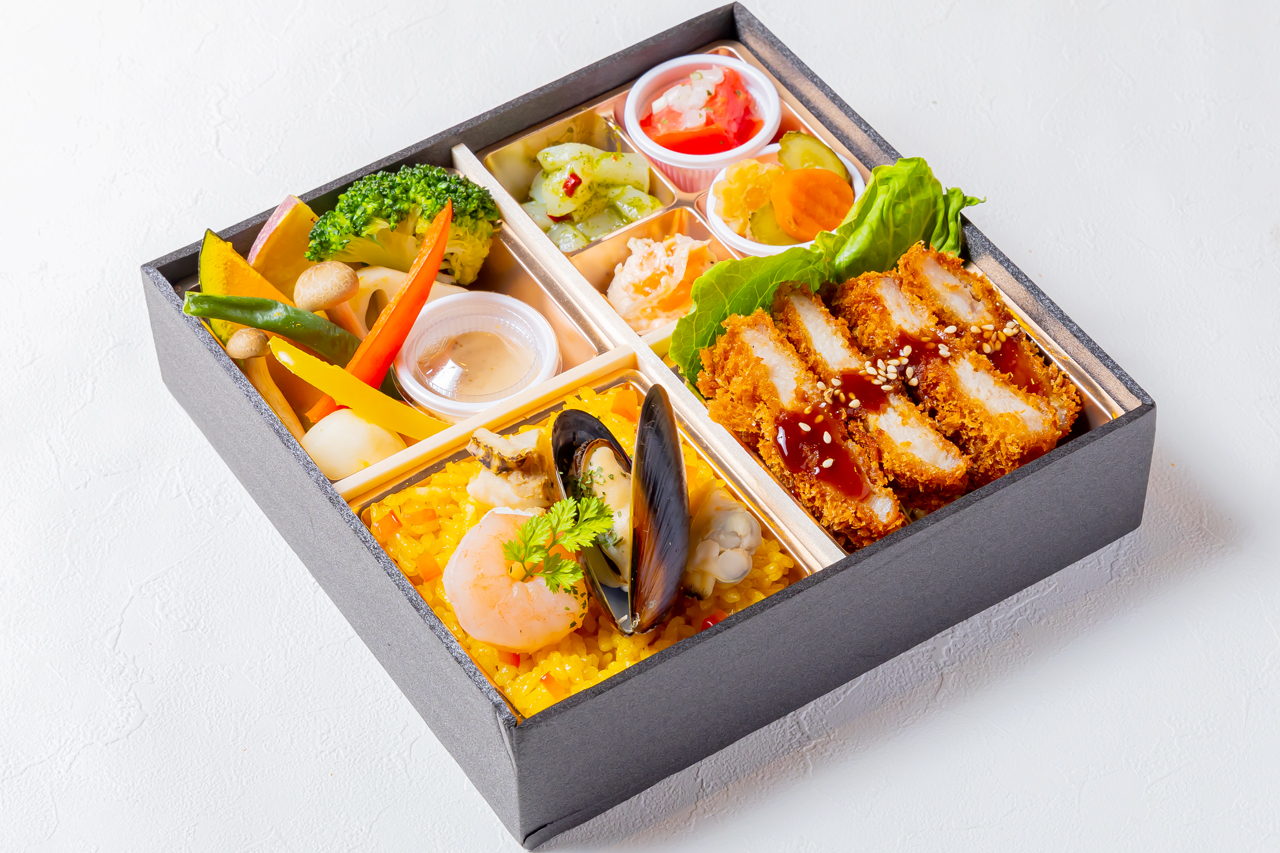 季節の副菜パエリアとステーキ洋膳